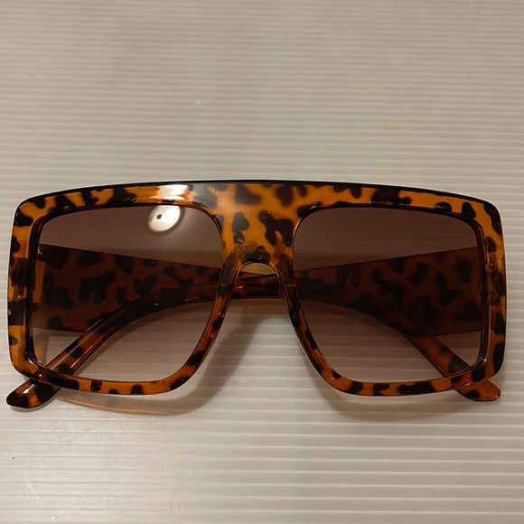 Oversized sunglasses with the shield Frame and the leopard print design - Picture 7 of 7